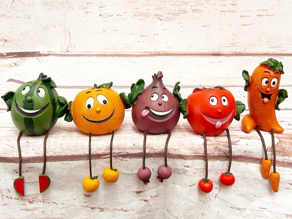 Vintage Anthropomorphic Resin Fruit & Vegetable Shelf Sitters Lot of 5